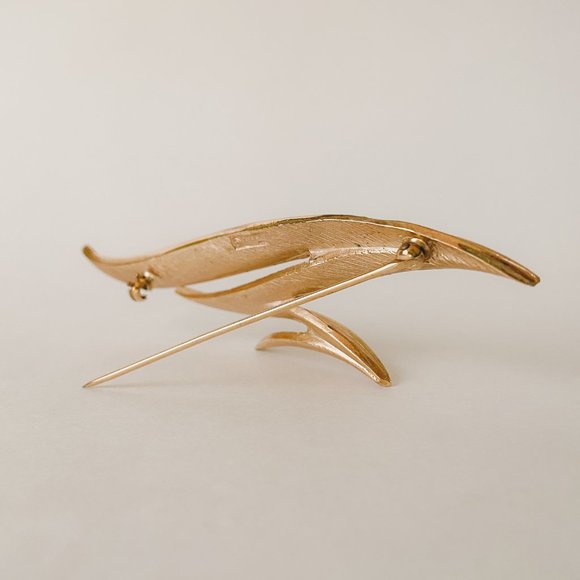 Crown Trifari Vintage Gold Tone Abstract Sleek Leaf Line Ribbon Textured Brooch - Picture 3 of 9